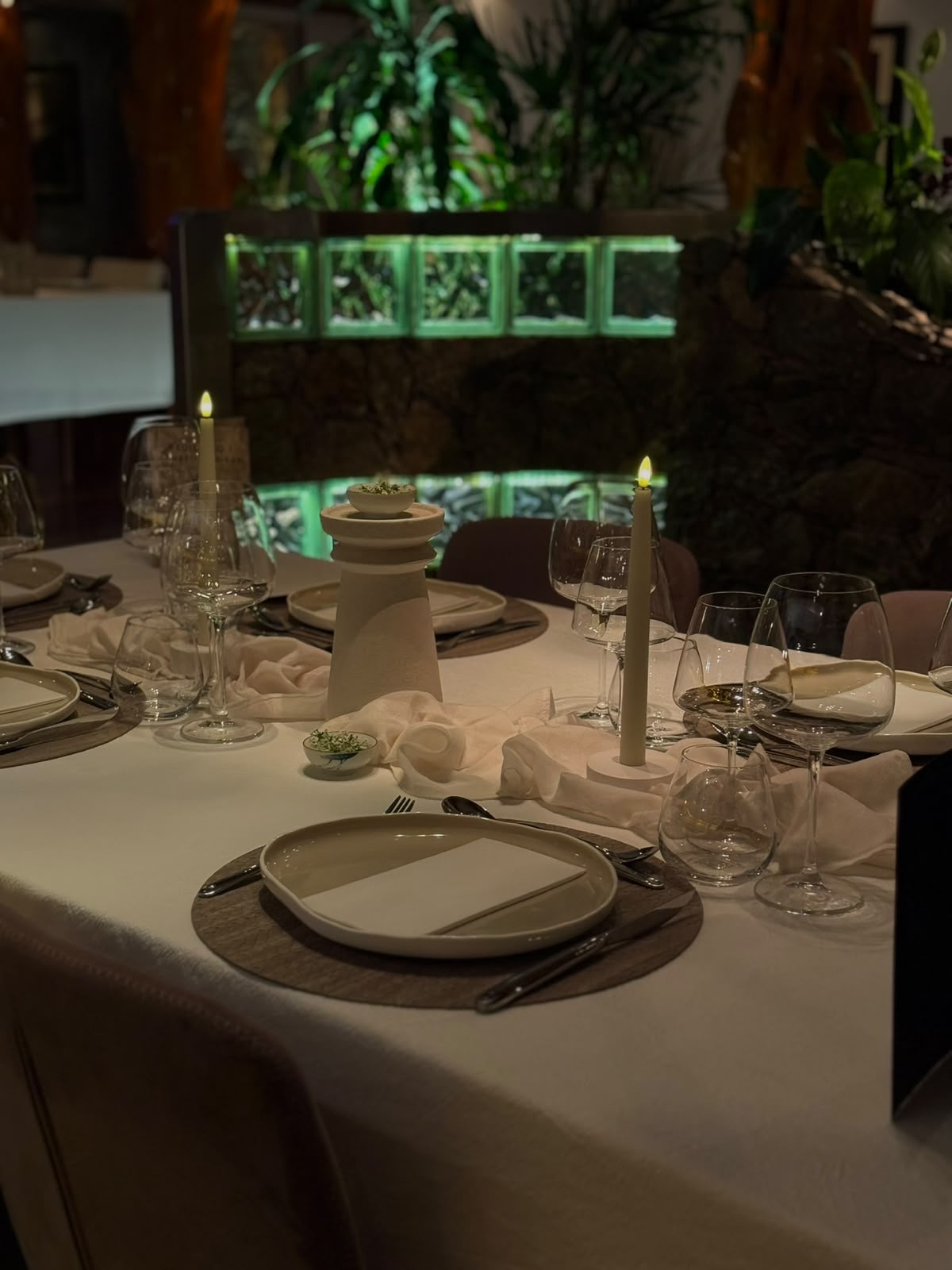 Mesa de la cena a la luz de las velas